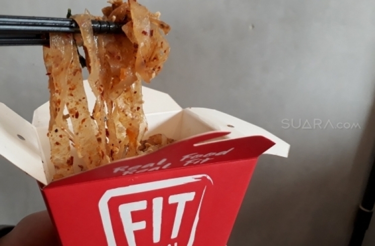 Kwetiau goreng yang disuguhkan Fit Lokal milik Bams Eks Samsons terbuat dari shirataki konnyaku, sejenis umbi-umbian yang berserat tinggi. (Suara.com/Firsta Nodia)