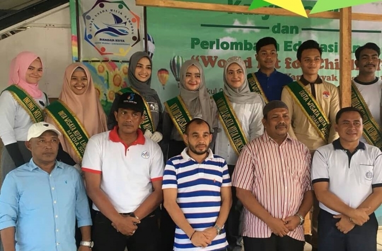 Duta Wisata Lhokseumawe Bersama Tamu Undangan / Kabid Pariwisata Pada Disporapar Kota Lhokseumawe