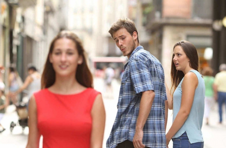 Foto Cewek Lagi Liburan Ini Mirip Meme Antonio Guillem / Shutterstock
