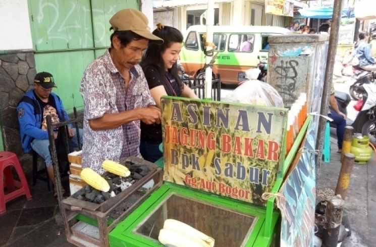 Asinan Jagung Bakar Pak Sabur [Suara.com/Rambiga]