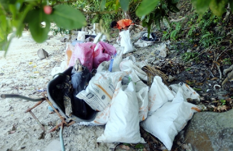 Sampah di area Pantai Sabah. (worldofbuzz.com/arendya)