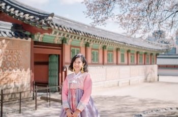 Dian Sastro ketika liburan ke Korea. (Instagram/@therealdiansastr)