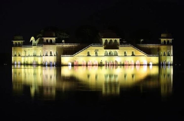 Jal Mahal di malam hari (Atlas Obscura)