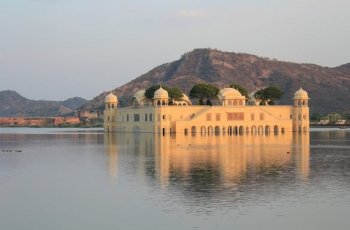Menyibak Kemahsyuran Jal Mahal, Istana di Atas Danau di India