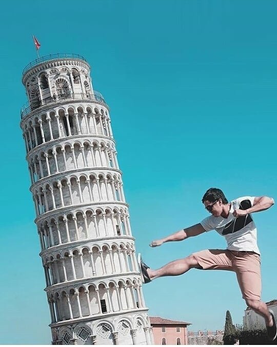 Foto Kocak di Menara Pisa, Italia. (Instaram/@art.synthetic)