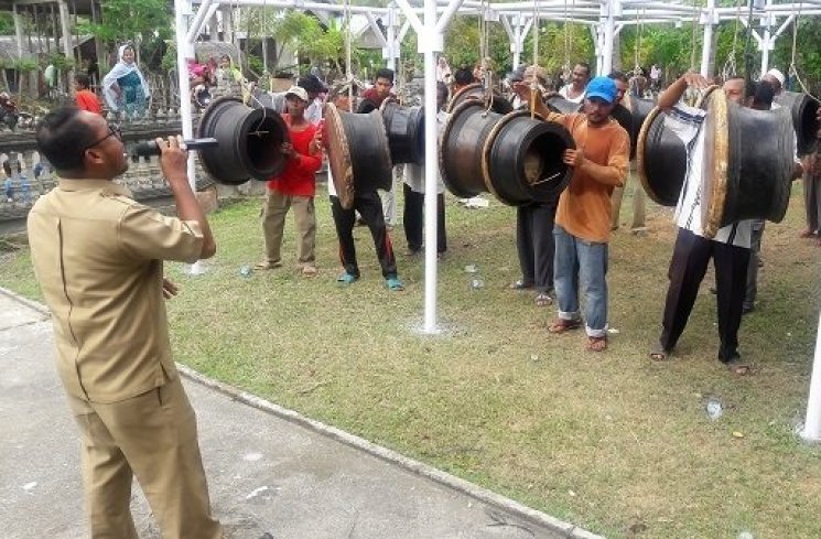 Joel Pasee take vocal dengan rapai. (Pariwisata Lhokseumawe)