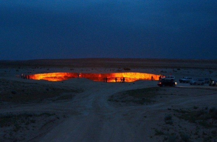 Darvaza Gas Crater, sebuah gerbang menuju neraka (advantour.com)