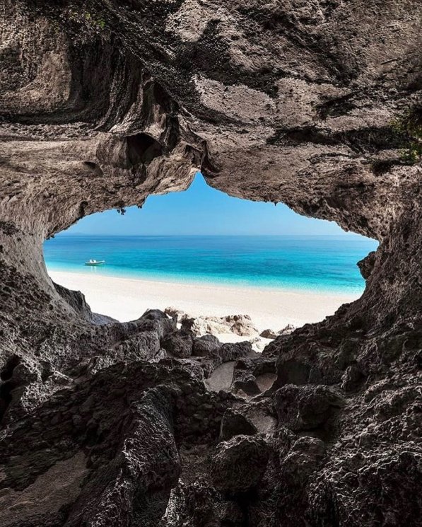 Pemerintah Sardinia melarang para wisatawan mencuri pasir pantai. (Instagram/@magicaitalia)