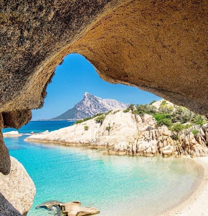 Pemerintah Sardinia melarang para wisatawan mencuri pasir pantai. (Instagram/@magicaitalia)