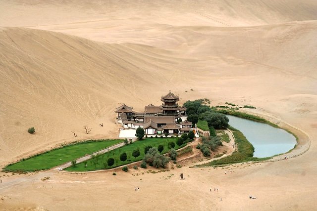 Danau Crescent Spring (china tour guide)