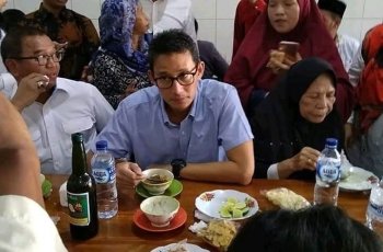 Sandiaga Uno pun takluk dengan kelezatan Pallubasa Serigala. (Instagram/@updatemakassar)