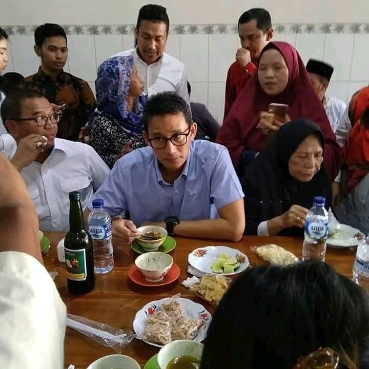 Sandiaga Uno pun takluk dengan kelezatan Pallubasa Serigala. (Instagram/@updatemakassar)