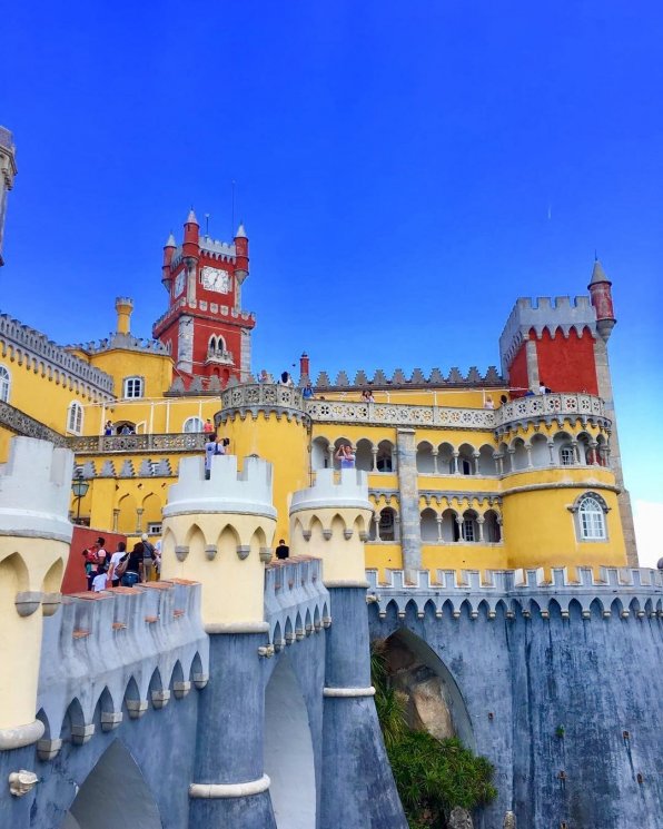 Pena Palace, Kastil Instagramable yang ada di Portugal. (Instagram/@hayleycam15)