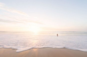 Dellie Threesyadinda Kunjungi Pantai Selong Belanak, Seperti Apa?