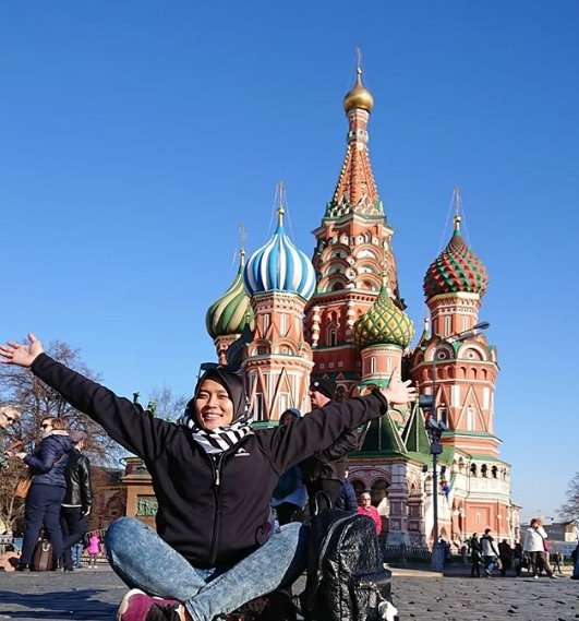 Aries Susanti di depan Saint Basil's Cathedral (instagram.com/aries_susanti)