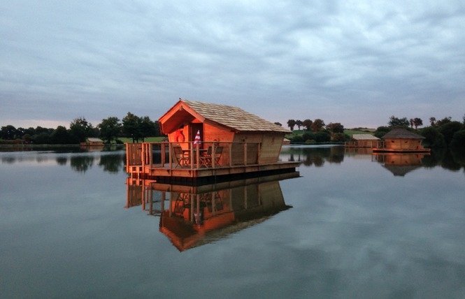 Desa Apung Village Flottant de Pressac (The Floating Village of Pressac)