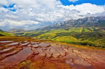 Menikmati Pesona Warna di Badab-e Surt Iran, Instagramable Abis!