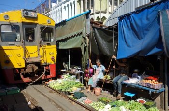 Maeklong Railway Market, Sensasi Pasar di Atas Rel Kereta Api
