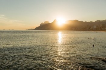 6 Hal yang Harus Dilakukan Saat Menikmati Keeksotisan Pantai Rio de Janeiro