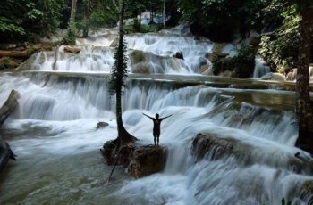 Berjalan 2 Kilometer Demi Air Terjun Moramo di Kendari