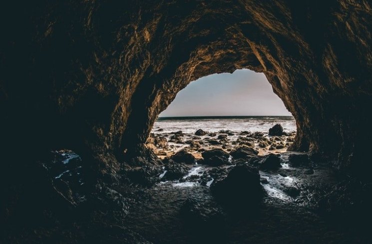 Mitos di Balik Lukisan Merah Darah Situs Purbakala Tapurarang - GuideKu.com