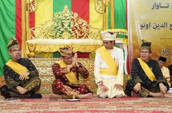 Tradisi Tepuk Tepung Tawar yang dilakukan Sandiaga Uno. (Instagram/@sandiuno)