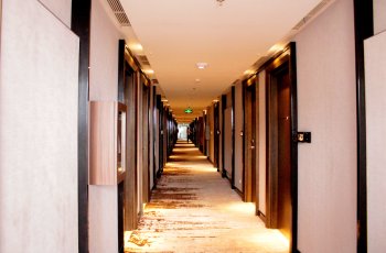 Koridor kamar di Hotel Grand Ambarrukmo Yogyakarta. (Guideku.com/Arendya)