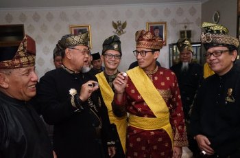 Tradisi Tepuk Tepung Tawar yang dilakukan Sandiaga Uno. (Instagram/@sandiuno)
