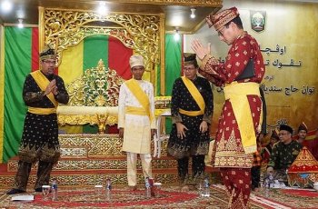 Tradisi Tepuk Tepung Tawar yang dilakukan Sandiaga Uno. (Instagram/@sandiuno)