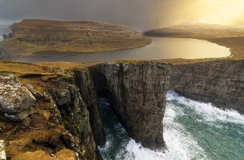 Potret Magisnya Danau di Atas Laut, Leitisvatn di Kepulauan Faroe
