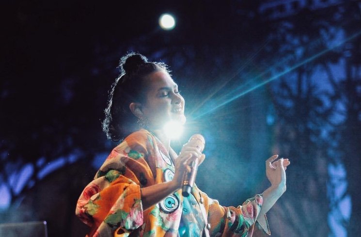 Andien ketika konser musik di Lawang Sewu, Semarang. (instagram.com/@andienaisyah)