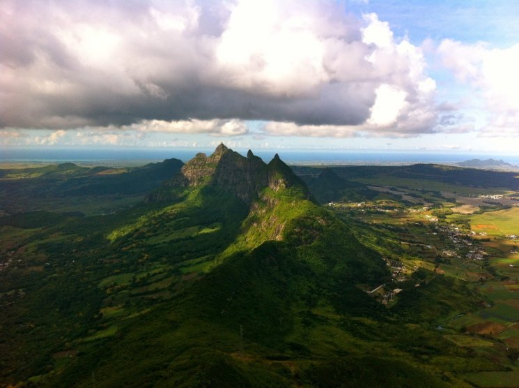Bukit lain selain Le Pouce (Atlas Obscura)