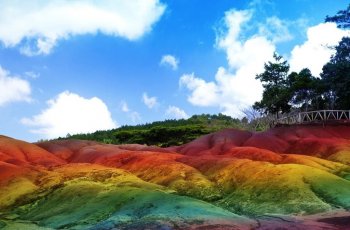 7 Warna, Beribu Kekaguman di Bukit Pasir Seven Coloured Earths