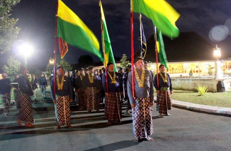 Persiapan para Abdi Dalem di Puro Pakualaman sebelum Lampah Ratri. (Guideku.com/Arendya)