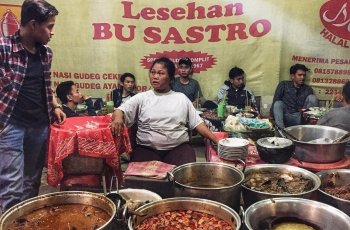 Lezatnya Gudeg Ceker Bu Sastro, Pedasnya Merasuk di Lidah