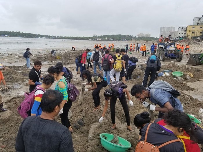 Sampah di Pantai Versova (Bored Panda) 