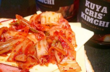 Kimchi, kuliner Korea yang sering muncul di drama Korea. (Instagram/@cris.feltaco)