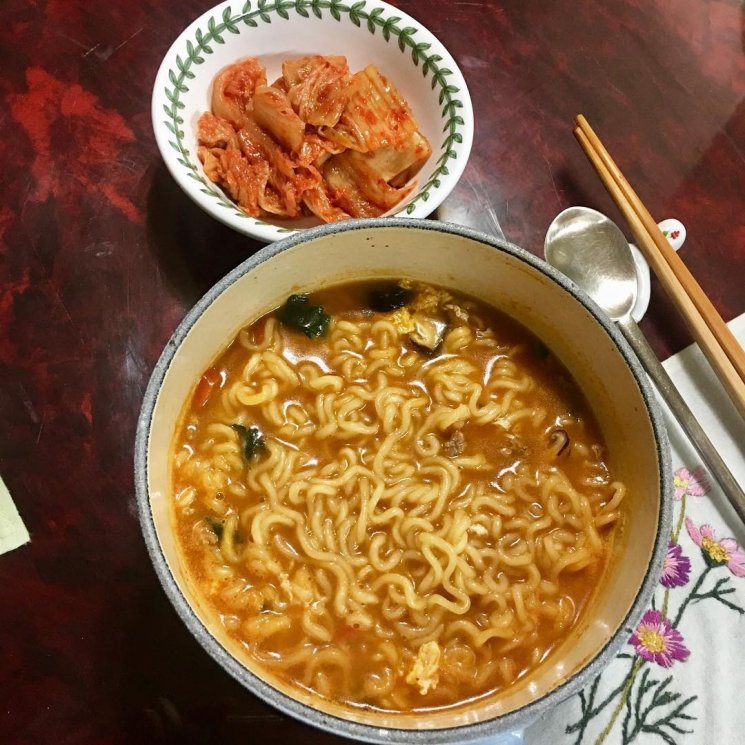 Ramyeon, kuliner Korea yang sering muncul di drama Korea. (Instagram/@jangchanel)