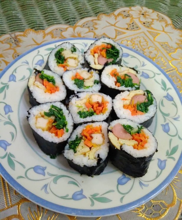 Kimbap, kuliner Korea yang sering muncul di drama Korea. (Instagram/@pandaudii)