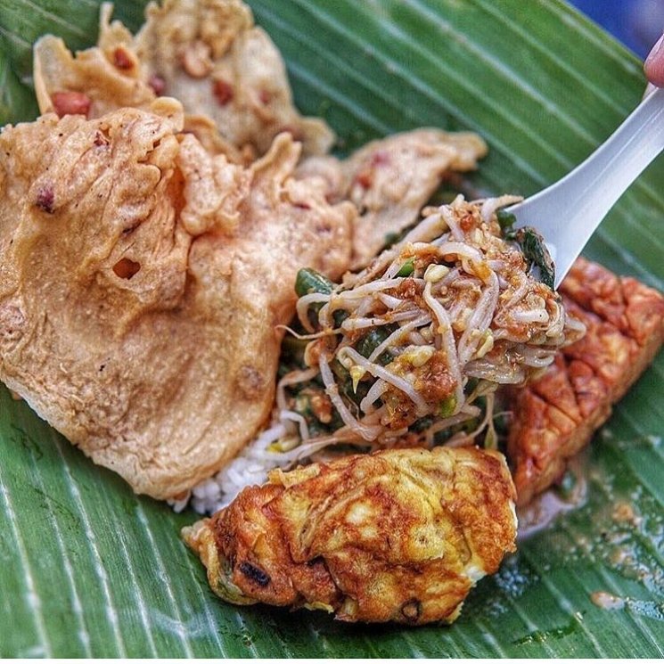 Kuliner Indonesia Pecel khas Madiun. (Instagram/@jogjakakilima)