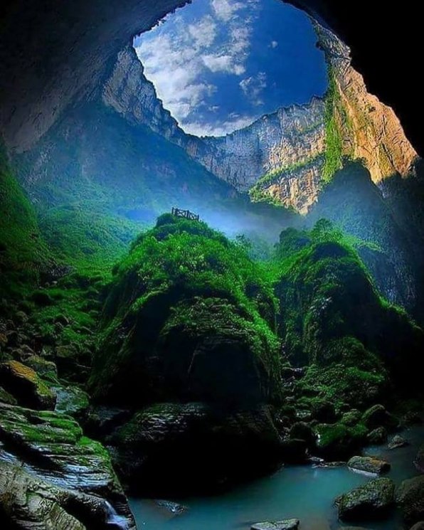 Xiaozhai Tiankeng di Tiongkok. (Instagram/@acrisiomelo)