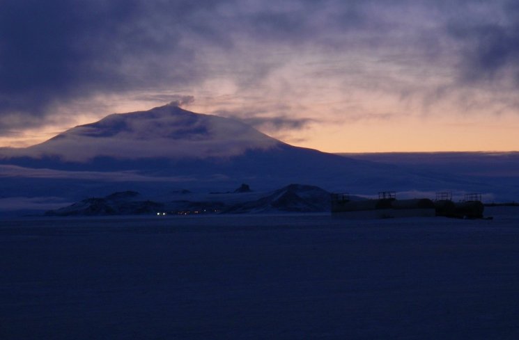 Gunung Erebus di Antartika (Pixabay)