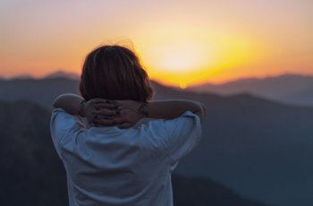 Viral, Gadis Buta Warna Akhirnya Melihat Senja untuk Pertama Kali