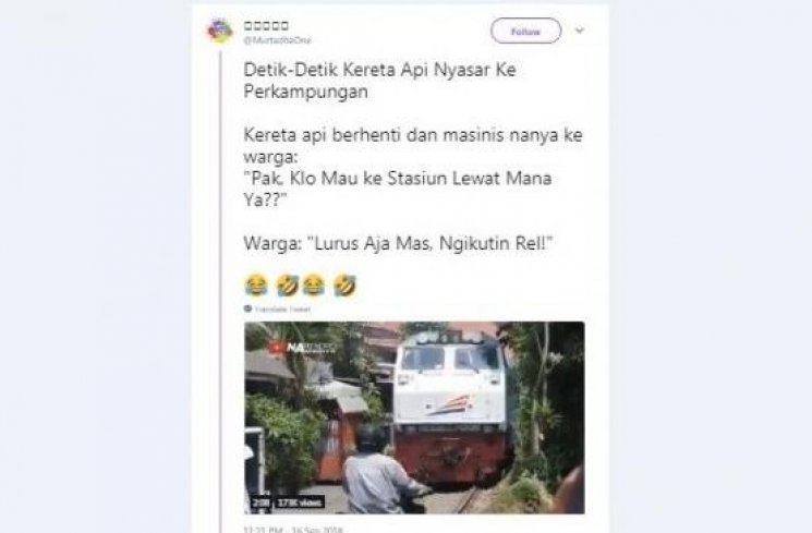 Kereta api di permukiman warga. [Twitter]