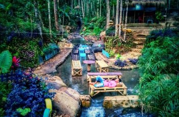 Sensasi Unik Nikmati Menu Angkringan Jombang di Tengah Sungai