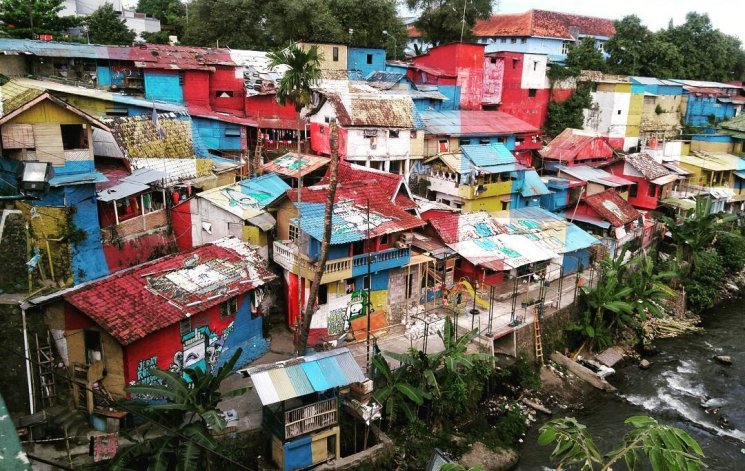 Kampung warna warni di pinggir kali Code Yogyakarta. (Instagram/@pandahgendut)