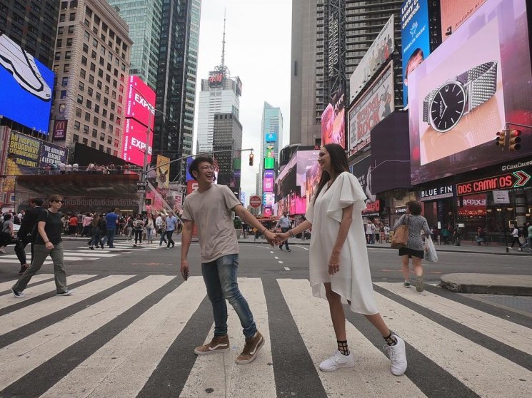 Potret liburan bulan madu Nadine Chandrawinata dan Dimas Anggara. (Instagram/@nadinelist)