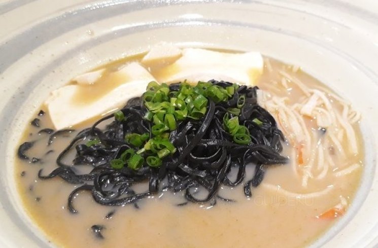 Coal Me Maybe, salah menu unggulan Nudles yang terdiri dari mie dingin berwarna hitam yang terbuat dari charcoal (arang). (Suara.com/Dinda Rachmawati)