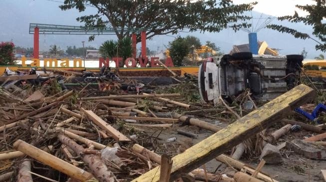 Suasana setelah gempa bumi dan tsunami menghantam Palu, Sulawesi Tengah, Minggu (30/9). [Suara.com/Muhammad Yasir].