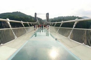 Jembatan Gantung Kaca di Cina, Bikin Merinding, Hii